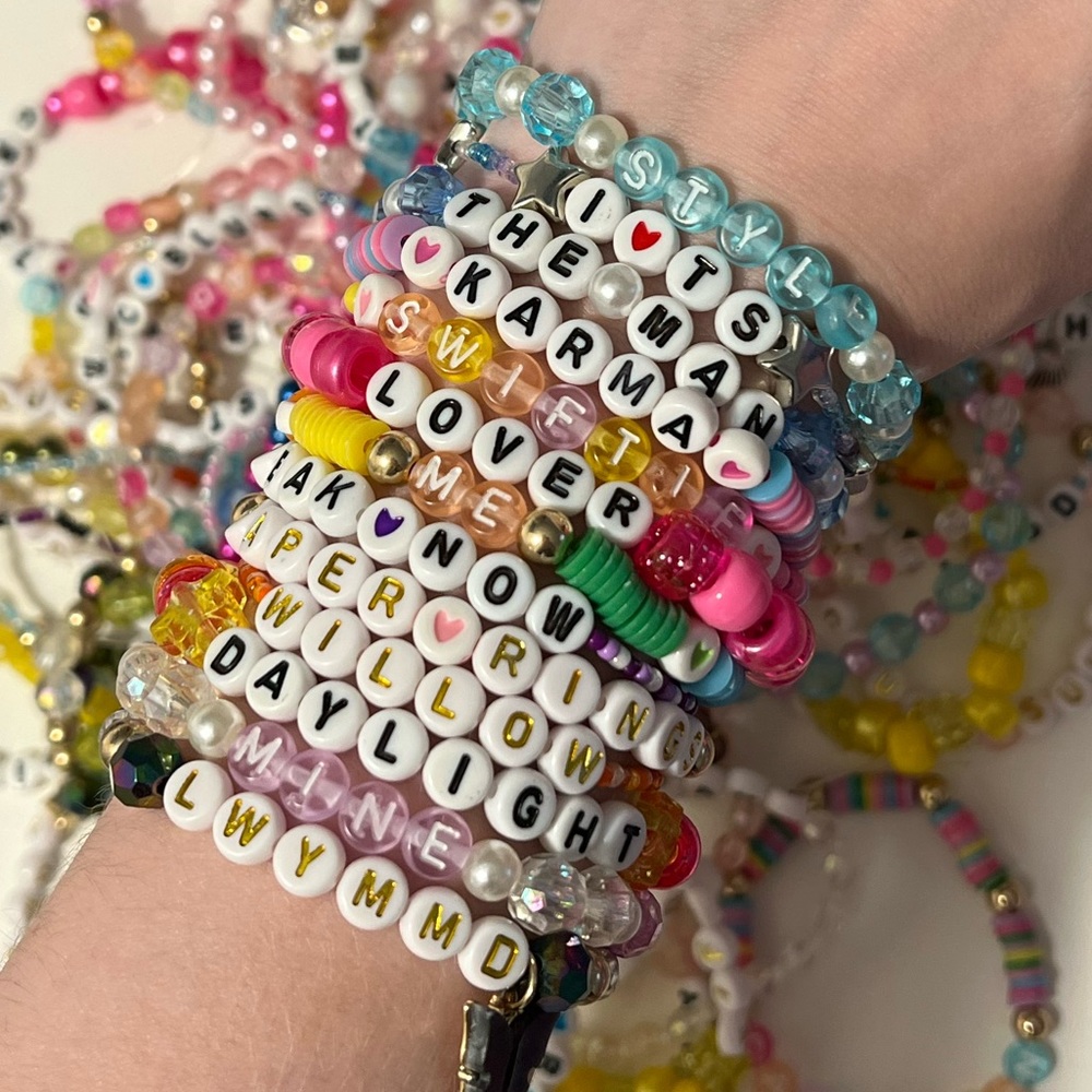10 RANDOM TAYLOR SWIFT ERAS TOUR FRIENDSHIP BRACELET BUNDLE